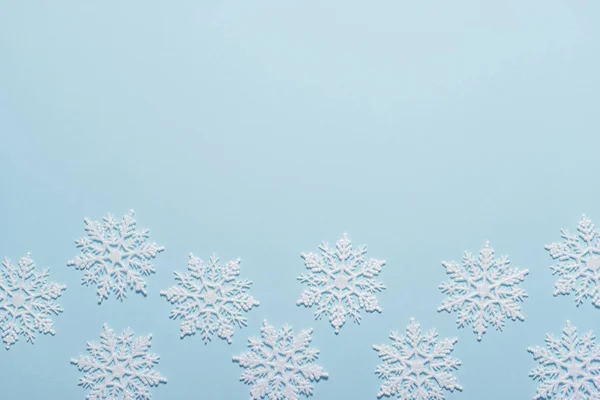 Sněhová Vločka Složení Pastelově Modré Pozadí Bílé Třpytky — Stock fotografie