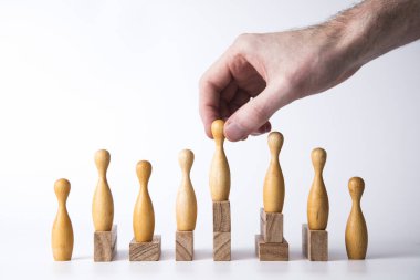 El ahşap bir figür seçerek. İş liderlik kavramı