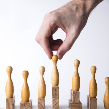 El ahşap bir figür seçerek. İş liderlik kavramı