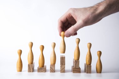 El ahşap bir figür seçerek. İş liderlik kavramı