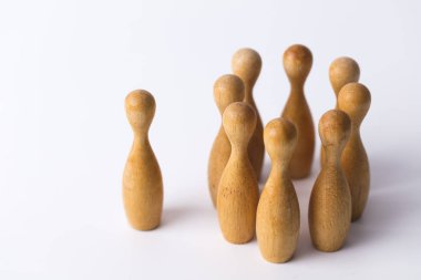 ahşap şekil kalabalıktan sıyrılıyor. İş liderlik kavramı