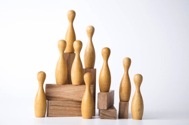 İş liderlik kavramı. Ahşap figürler bloklar