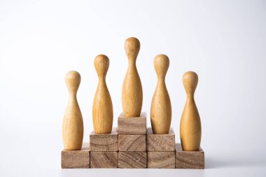 İş liderlik kavramı. Ahşap figürler bloklar