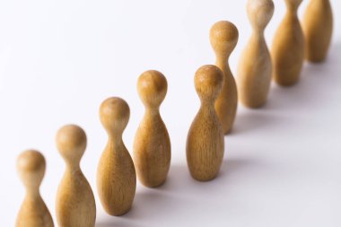 ahşap şekil kalabalıktan sıyrılıyor. İş liderlik kavramı