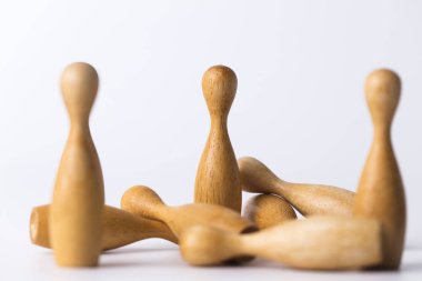 ahşap şekil kalabalıktan sıyrılıyor. İş liderlik kavramı