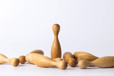 ahşap şekil kalabalıktan sıyrılıyor. İş liderlik kavramı