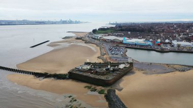New Brighton Wallasey şehir İngiltere'de bir deniz alanı üzerinden hava dron görünüm