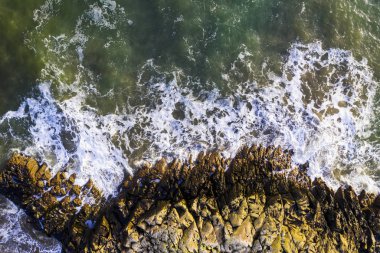 Hava havai görünümü güzel kırma okyanus dalgaları karşı sağlam bir taş