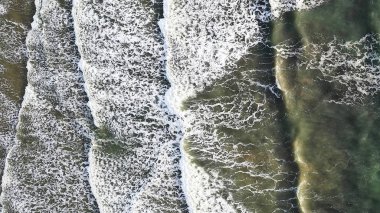 Güzel kırma okyanus dalgaları hava havai görünümü