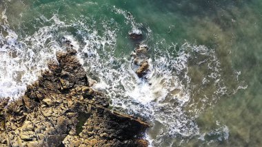 Hava havai görünümü güzel kırma okyanus dalgaları karşı sağlam bir taş