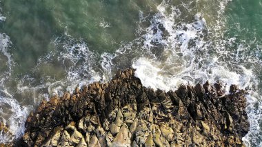 Hava havai görünümü güzel kırma okyanus dalgaları karşı sağlam bir taş