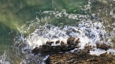 Hava havai görünümü güzel kırma okyanus dalgaları karşı sağlam bir taş