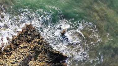 Hava havai görünümü güzel kırma okyanus dalgaları karşı sağlam bir taş
