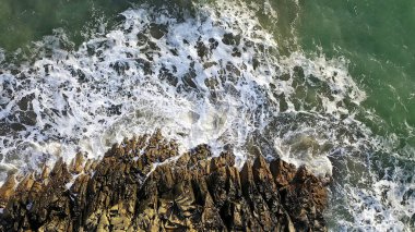 Hava havai görünümü güzel kırma okyanus dalgaları karşı sağlam bir taş