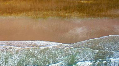 Deniz ve plaj havadan görünümü. Kumlu beac karşı köpük dalgalar gürültüyle çarpmak