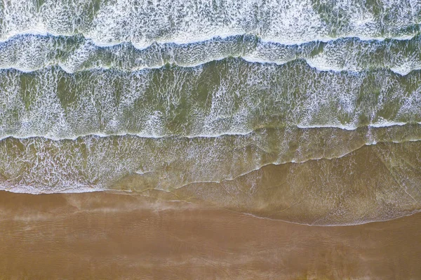 Letecký Pohled Moře Pláže Zpěněné Vlny Narazit Písečné Pláži — Stock fotografie