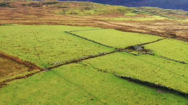 Overhead Aerial View Green Fields Old Stone House Ruin North — Stock Photo, Image
