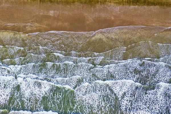 Letecký Pohled Moře Pláže Zpěněné Vlny Narazit Písečné Pláži — Stock fotografie