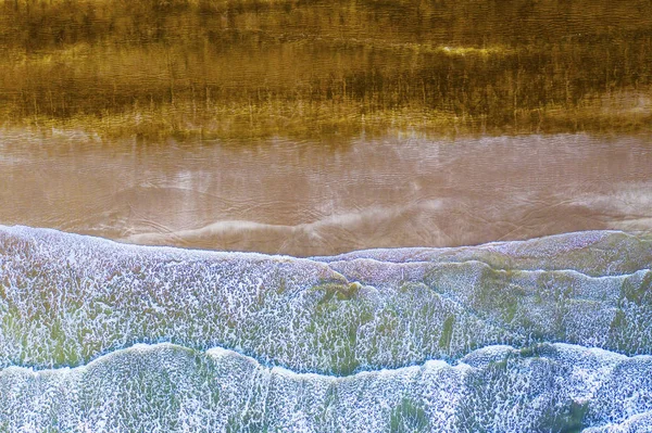 Вид Море Пляж Воздуха Вспенивающиеся Волны Разбиваются Песчаный Край — стоковое фото