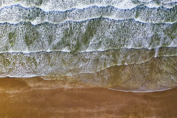 Vue Aérienne Sur Mer Plage Des Vagues Moussantes Écrasent Contre — Photo