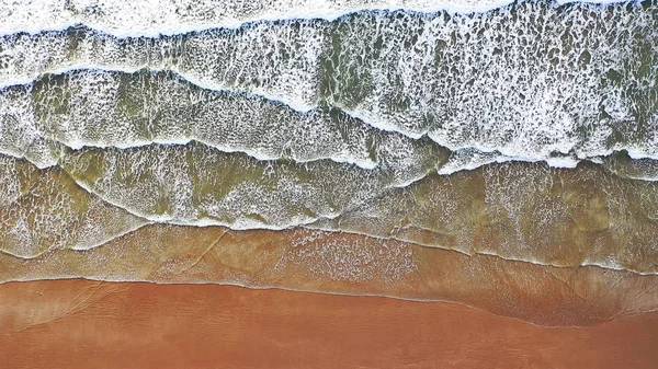 Vue Aérienne Sur Mer Plage Des Vagues Moussantes Écrasent Contre — Photo