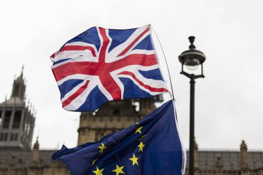Birlikte uçan İngiliz Birliği Jack ve AB bayrağı. Brexit AB referandum sembolü