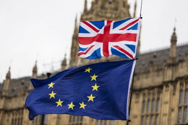 Birlikte uçan İngiliz Birliği Jack ve AB bayrağı. Brexit AB referandum sembolü