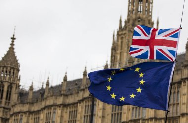 Birlikte uçan İngiliz Birliği Jack ve AB bayrağı. Brexit AB referandum sembolü