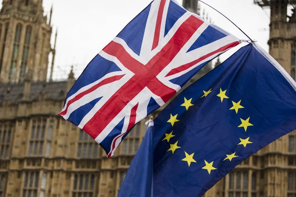 Europäische Union Und Britische Union Jack Flagge Wehen Zusammen Ein — Stockfoto