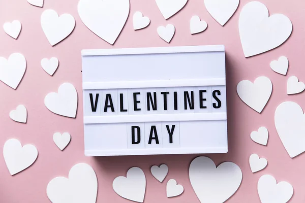 Día de San Valentín lightbox mensaje con corazones blancos sobre un fondo rosa —  Fotos de Stock