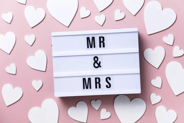 Mr and Mrs lightbox message with white hearts on a pink background — Stock Photo, Image