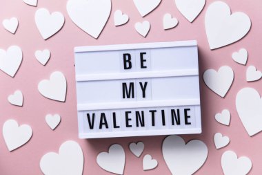 My Valentine lightbox mesaj pembe bir arka plan üzerinde beyaz yürekleri olmalı