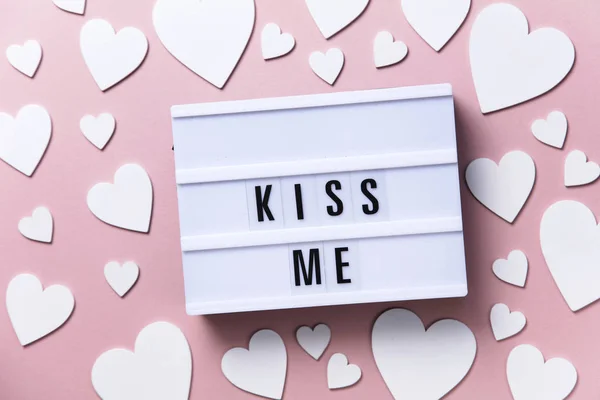 Beije-me lightbox mensagem com corações brancos em um fundo rosa — Fotografia de Stock