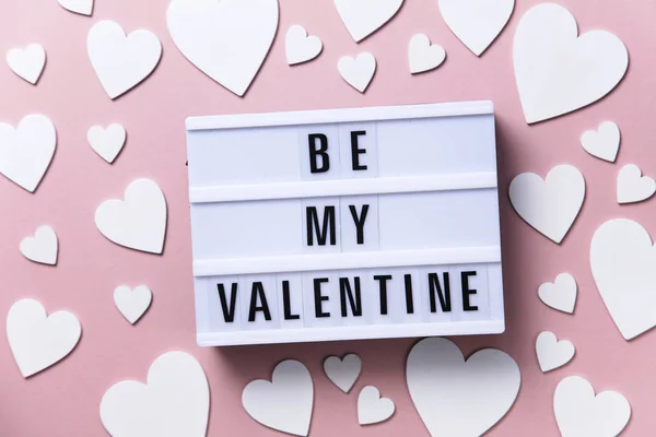 Be My Valentine messaggio lightbox con cuori bianchi su uno sfondo rosa — Foto Stock