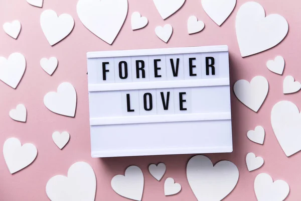 Forever Love lightbox mensagem com corações brancos em um fundo rosa — Fotografia de Stock