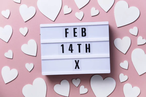 14. únor lightbox zpráva s bílým srdcem na růžovém pozadí — Stock fotografie