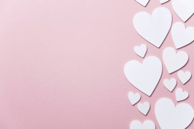 Pastel pembe bir arka plan üzerinde beyaz kupa. Sevgililer günü, anneler günü arka plan