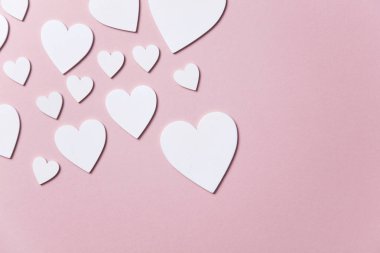 Pastel pembe bir arka plan üzerinde beyaz kupa. Sevgililer günü, anneler günü arka plan