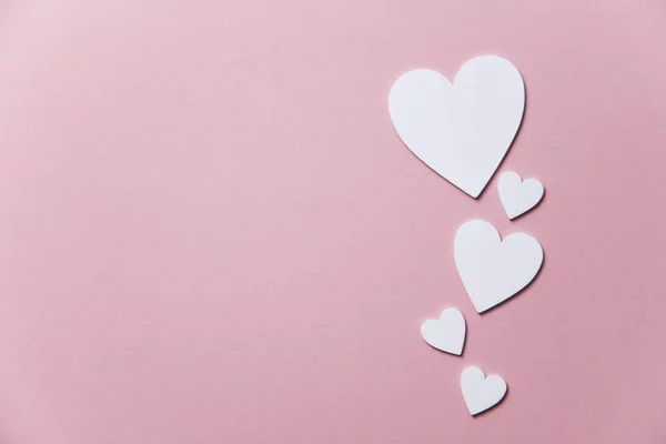 パステル ピンクの背景に白いハートは バレンタインの日 母の日バック グラウンド — ストック写真