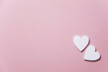 Pastel pembe bir arka plan üzerinde beyaz kupa. Sevgililer günü, anneler günü arka plan