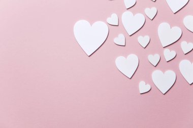 Pastel pembe bir arka plan üzerinde beyaz kupa. Sevgililer günü, anneler günü arka plan