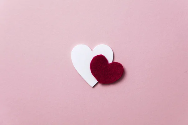 Witte hartjes op een pastel roze achtergrond. — Stockfoto