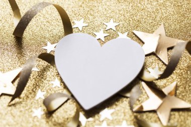 Beyaz kalp şekli bir altın glitter backgrond üzerinde