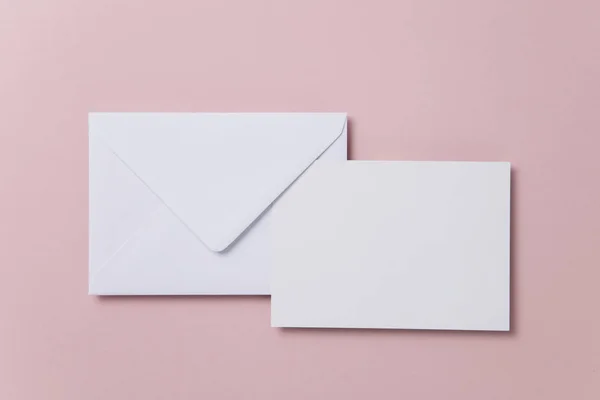 Пустая Белая Карточка Шаблоном Бумажного Конверта — стоковое фото