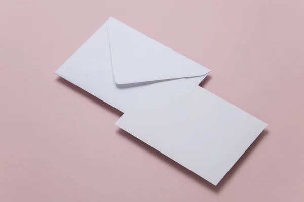 モックアップ紙封筒テンプレートを空白の白いカード — ストック写真