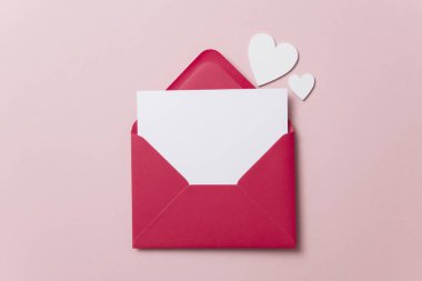 Aşk mektubu. beyaz kart kırmızı kağıt zarf ile alay