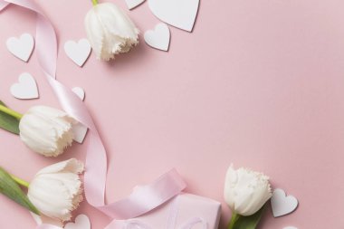 Pembe kutlama arka plan, çiçek, kalp, hediye.