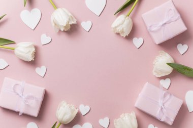 Pembe kutlama arka plan, çiçek, kalp, hediye.