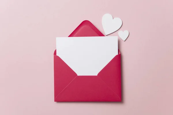 Γράμμα Αγάπης Λευκή Κάρτα Κόκκινο Χαρτί Φακέλου Χλευάσουμε Επάνω — Φωτογραφία Αρχείου