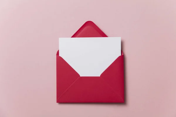 Cartão Branco Branco Com Papel Vermelho Modelo Envelope Simular — Fotografia de Stock